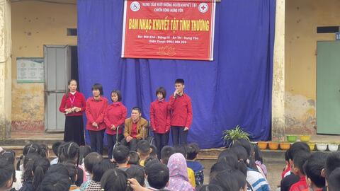 Trường Tiểu học Toàn Thắng tổ chức giao lưu văn nghệ ủng hộ con em khuyết tật của Trung tâm nuôi dưỡng người khuyết tật Chiến Công Hưng Yên