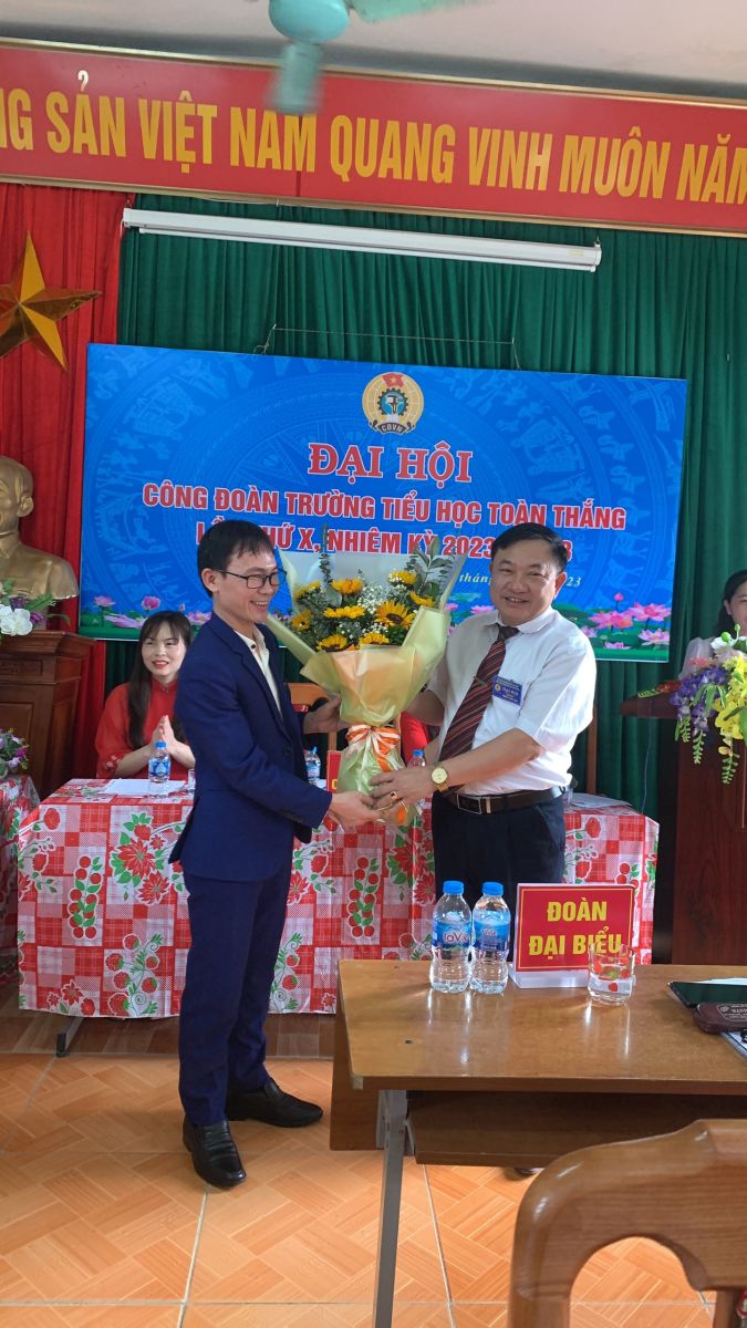 ĐC Trần Văn Sớm CTLĐLĐ huyện tặng hoa chúc mừng đại hội
